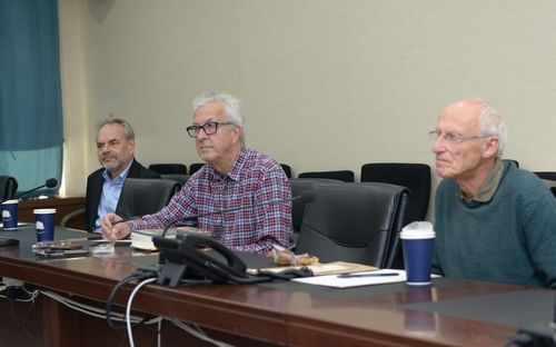 인터뷰하는 전문가들 