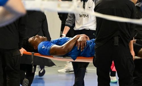 들것에 실려 나오는 엘리안