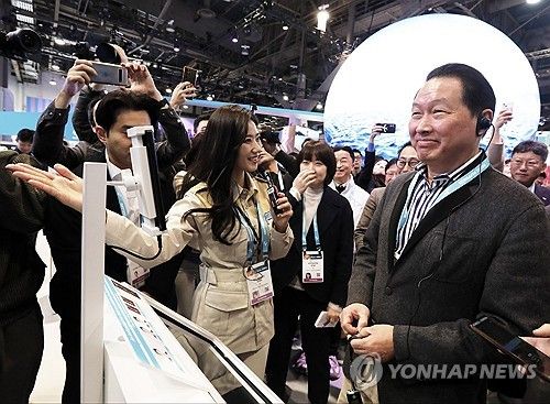 'CES 2024'에서 SK 전시관 둘러보는 최태원 회장