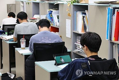 한 달 앞으로 다가온 수능, 집중하는 수험생들