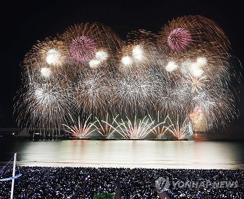 가을 바다 적시는 불꽃