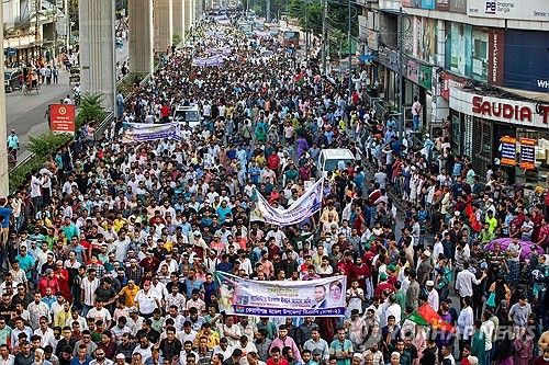 8일 집회 후 행진하는 방글라데시 제1야당 당원과 지지자들