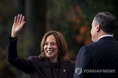 6일(현지시간) 미국 워싱턴DC 하워드대에서 지지자들에게 인사하는 해리스