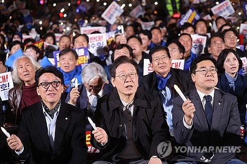 촛불 흔드는 민주당 지도부