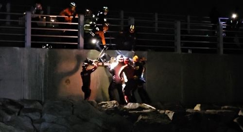 해경과 소방에 구조되는 낚시꾼