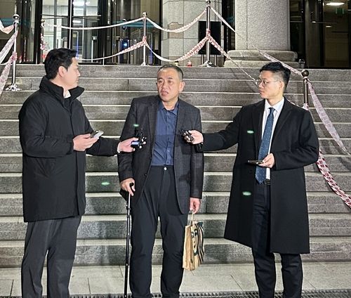 검찰 조사 마치고 나온 명태균씨 