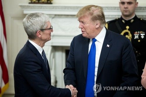 트럼프 미 대통령 당선인(오른쪽)과 팀 쿡 애플 CEO