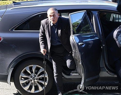 지팡이 짚고 검찰 출석하는 명태균
