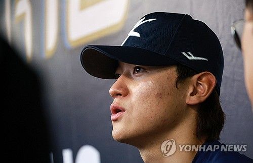 취재진 질문에 답하는 김도영