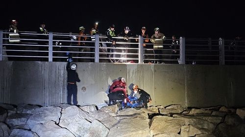 해경과 소방에 구조되는 낚시꾼