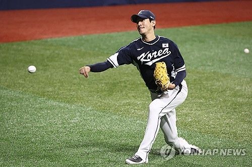 공 던지는 고영표