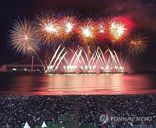 가을 바다 수놓는 아름다운 불꽃