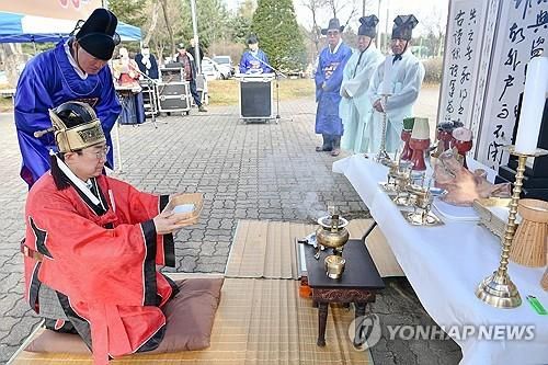 2023년 11월 11일 삼토제례 올리는 원강수 원주시장