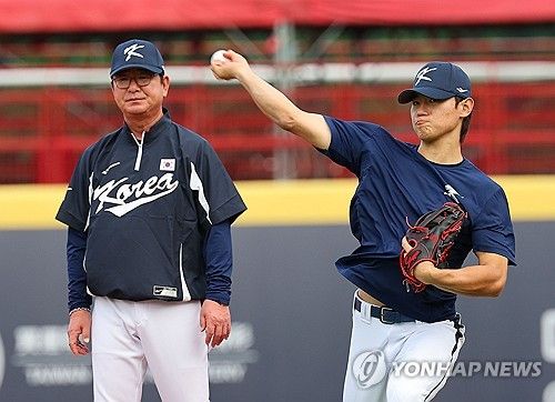 훈련하는 김도영, 그것을 바라보는 류중일 감독