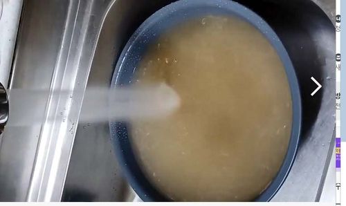 누런 흙탕물 콸콸