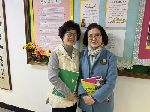 일성여고 3학년 전옥희(왼쪽), 우옥식 씨