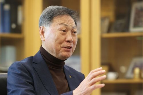 인터뷰하는 강태선 회장