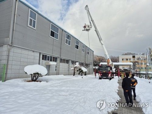 경기소방, 성남 창곡중서 지붕 제설 작업 실시
