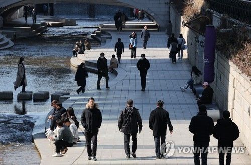 서울 청계천에서 산책하는 직장인들