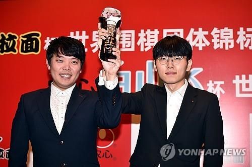 농심신라면배에서 4연패를 달성한 신진서(오른쪽)와 홍민표 국가대표 감독.