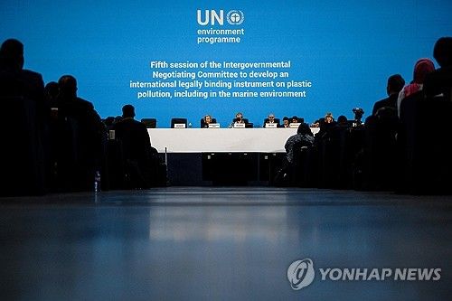 1일 부산 벡스코에서 진행 중인 플라스틱 오염 종식 국제협약 제5차 정부 간 협상위원회 전체회의 모습. [AFP=연합뉴스]