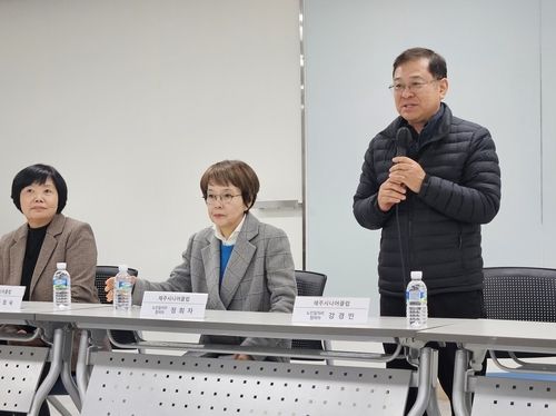 (제주=연합뉴스) 오진송 기자 = 노인 일자리 사업 참여자들이 지난달 28일 제주 시니어클럽에서 열린 현장 간담회에서 사업 참여 소감을 발표하고 있다. 2024.11.28 dindong@yna.co.kr 