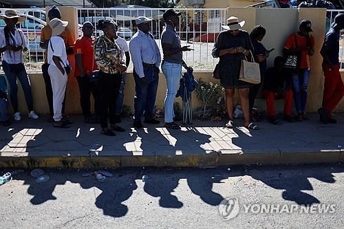 30일(현지시간) 추가 투표에 나선 나미비아 유권자들