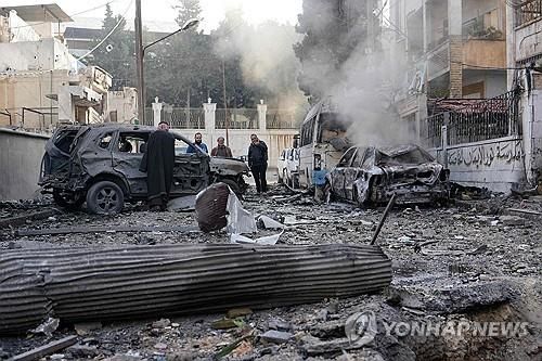1일(현지시간) 시리아군 공습 받은 북서부 이들리브주의 반군 장악 도시