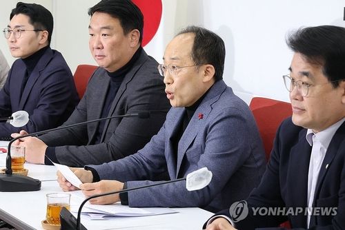 기자간담회에서 발언하는 추경호 원내대표