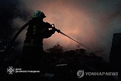 우크라이나 공습 피해 지역에서 진화 중인 소방 당국