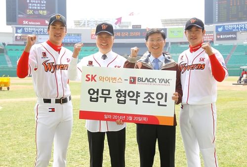 2014년 프로야구 SK 와이번스를 후원할 당시의 강태선 회장(왼쪽 두 번째)