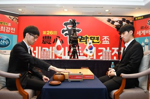 김명훈(오른쪽)이 쉬자위안을 꺾고 4연승을 거뒀다.