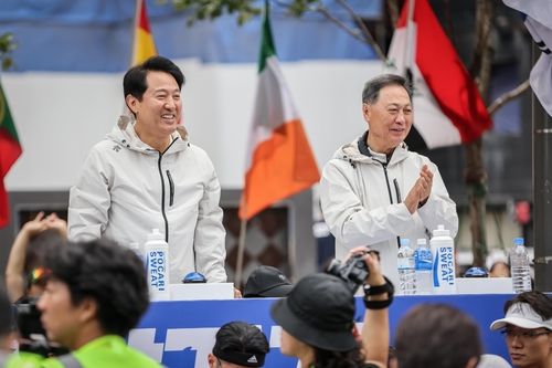 2023 서울 달리기에 참석한 강태선 회장(오른쪽)과 오세훈 서울시장