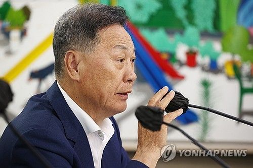 위원 질의에 답하는 강태선 서울시체육회장