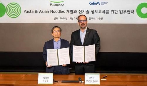 지난달 29일 열린 업무 협약식에서 풀무원기술원 이상윤 원장(왼쪽)과 GEA 미켈레 달데리 마케팅 이사가 협약서를 들고 기념촬영을 하고 있다.[풀무원 제공. 재판매 및 DB 금지]