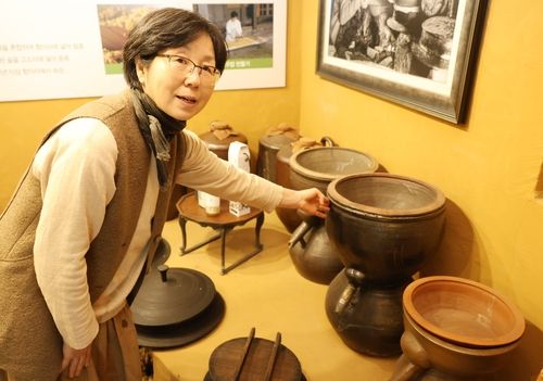 고소리술 제작 과정을 설명하는 김희숙 장인