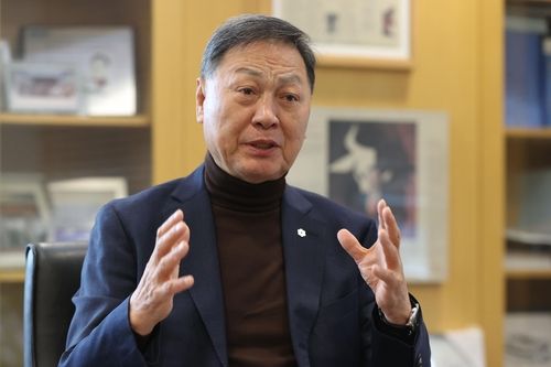 인터뷰하는 강태선 회장