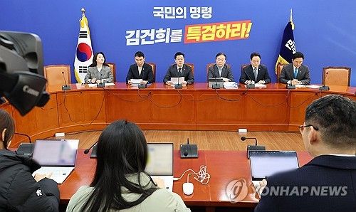 기자간담회에서 발언하는 박찬대 원내대표