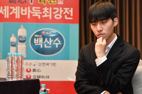 김명훈 9단이 농심신라면배에서 4연승을 달렸다.