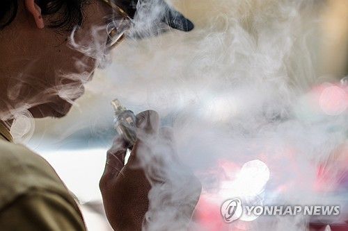 전자담배를 피우는 하노이 남성