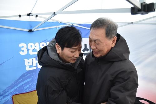 단식 중인 박창범(왼쪽) 전 우슈협회장을 방문한 강태선 회장