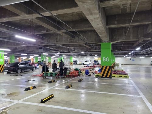 안양 농수산물도매시장 지하주차장에 마련된 임시 판매장