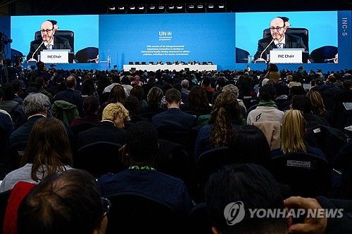 1일 부산 벡스코에서 열린 플라스틱 오염 종식 국제협약 제5차 정부 간 협상위원회 전체회의에서 루이스 바야스 발비디에소 의장이 발언하고 있다. [AFP=연합뉴스]