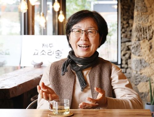 인터뷰하는 김희숙 장인 