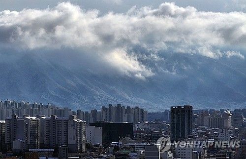 춘천 하늘 뒤덮은 구름