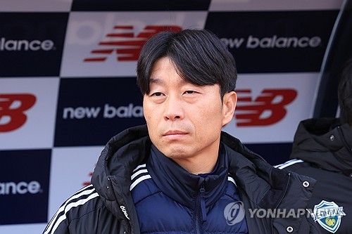 경기 시작 기다리는 김두현 감독