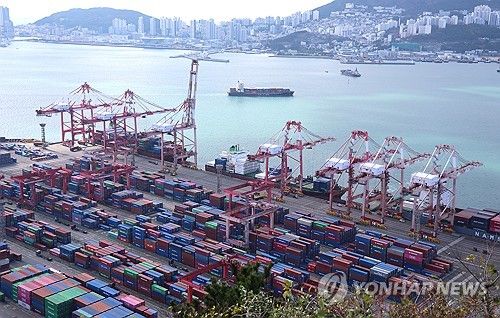 선적 및 하역작업 중인 부산항 신선대 부두