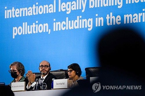 1일 부산 벡스코에서 열린 플라스틱 오염 종식 국제협약 제5차 정부 간 협상위원회 전체회의에서 루이스 바야스 발비디에소 의장이 발언을 듣고있다. [AFP=연합뉴스]