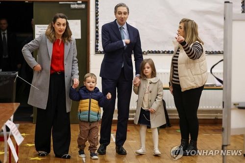 투표소의 사이먼 해리스 총리 가족