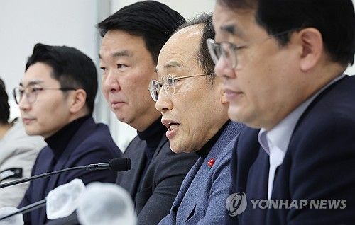 기자간담회에서 발언하는 추경호 원내대표